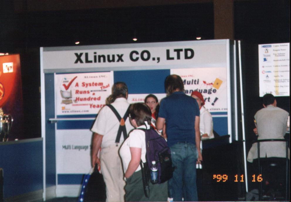 1999 年 Comdex Fall 展場的 XLinux CO., LTD 攤位